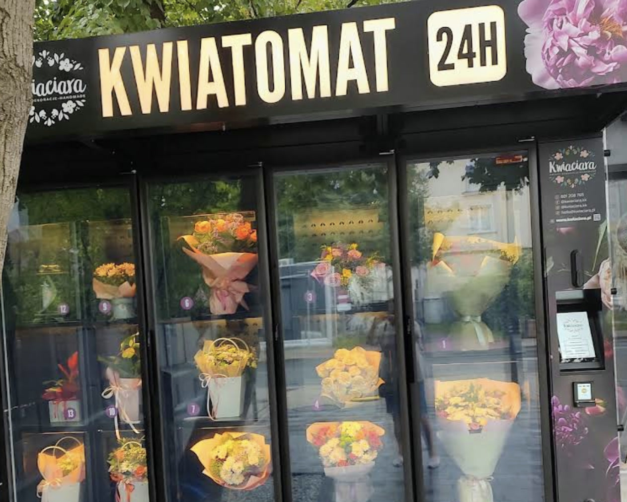 Kwiatomat, automat z bukietami w witrynie Kwiaciary, dostępny całą dobę